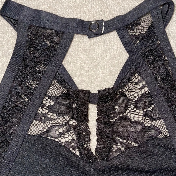 ✨3 FOR $18✨ MIX & MATCH…”Body Wrappers” Black Lace Crop Top, Ladies Size Small - Picture 4 of 4